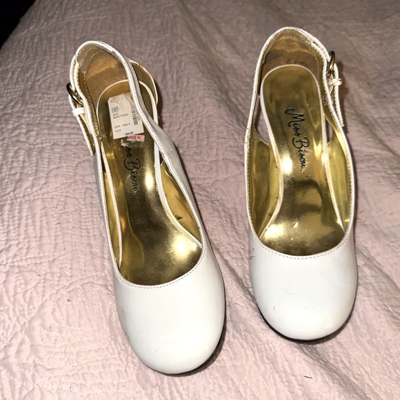 Slightly worn white closed toe heels with open back - Picture 1 of 3